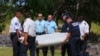 法国航空专家与警方抬起在一个法属印度洋岛屿上发现的一块飞机残骸 （2015年7月29日）