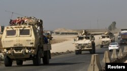 Una caravana de blindados estadounidenses trasladan tropas desde Siria a Irak este 21 de octubre de 2019.
