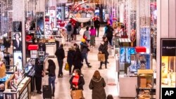 Consumidores hacen compras en una tienda Macy's de Nueva York el 26 de noviembre de 2021.