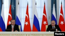 Russian President Vladimir Putin and Turkish President Tayyip Erdogan attend a news conference following their meeting in St. Petersburg, Russia, August 9, 2016. REUTERS/Sergei Karpukhin