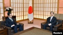 Japanese Foreign Minister Fumio Kishida (L) meets Chinese ambassador to Japan Cheng Yonghua in Tokyo, Japan, in this photo taken by Kyodo, Aug. 9, 2016. 