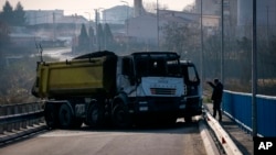 Glavni most na Ibru u Mitrovici koji razdvaja grad na severni i južni deo, arhiva ( AP Photo/Visar Kryeziu)
