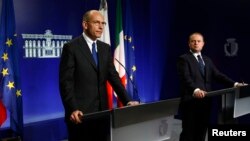 Italian Prime Minister Enrico Letta (L) and Malta's Prime Minister Joseph Muscat take part in a news conference at Muscat's office at the Auberge de Castille in Valletta, Malta, Nov. 11, 2013. 