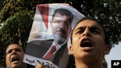 Người ủng hộ cựu Tổng thống Ai Cập bị lật đổ Mohammed Morsi biểu tình trước tòa án ở Cairo, Ai Cập, ngày 4/11/2013.