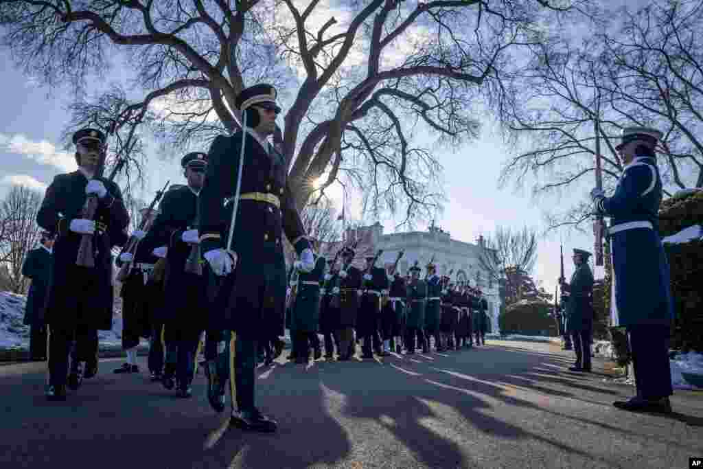 Manm Gad Donè militè Etazini an patisipe nan yon parad pandan repetisyon pou envestiti prezidansyèl la, sou gazon No Lamezonblanch nan Washington, 12 Janvye 2025. 