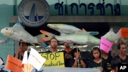 Warga desa Thailand berunjuk rasa menentang rencana pembangunan bendungan di Sungai Mekong, di luar sebuah perusahaan konstruksi di Bangkok, Thailand, 24 April 2012 (Foto: dok). 