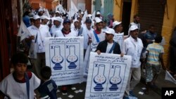 Partisans du Parti islamiste, justice et développement, connu sous le PJD, dans la rue de l'ancienne Médina à Casablanca, au Maroc, le 1 octobre 2016.