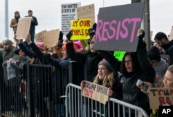 Manifestações no aeroporto JFK em Nova Iorque contra decisão de Trump