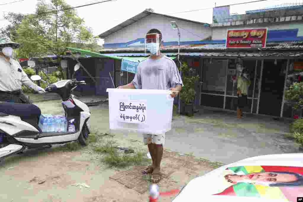 ရန်ကုန်မြို့တွင် အသက် ၆၀ အထက် လူကြီးများ မဲပေးကြသည့် မြင်ကွင်းတချို့။
