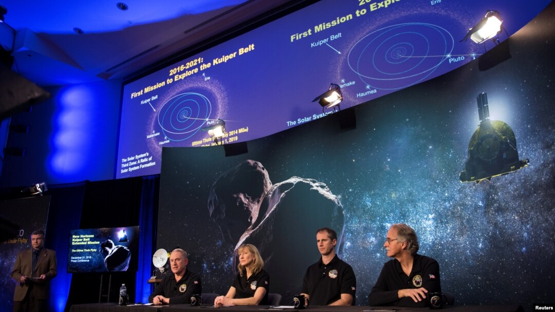 Peneliti utama New Horizons Alan Stern (SwRI), manajer proyek New Horizons Helene Winters (Univ. Johns Hopkins), Fred Pelletier (KinetX Inc.), dan John Spencer (SwRI) dalam konferensi pers di Laurel, Maryland, 31 Desember 2018.