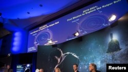 Tim misi Ultima Thule (kiri-kanan), antara lain penyelidik utama New Horizons, Alan Stern, dari Southwest Research Institut (SwRI) dan manajer proyek Helene Winters dari Johns Hopkins University Applied Physics Laboratory, dalam konferensi pers di Maryland, 31 Desember 2018.