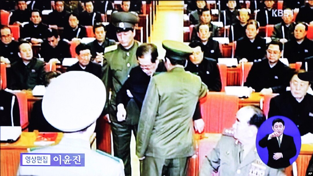 Imágenes de la televisión norcorena muestran al tío Jang siendo escoltado por uniformados de una reunión del politburó del Partido de los Trabajadores.