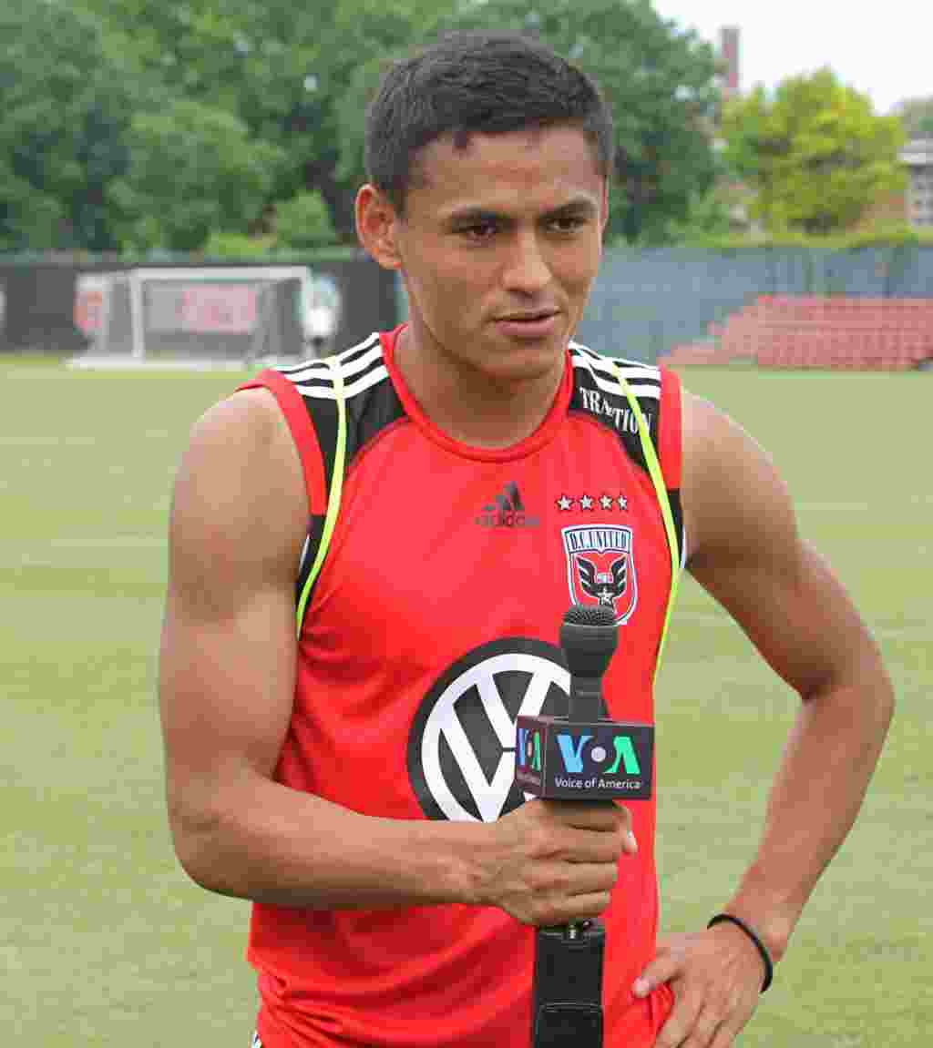 Andy Najar mandandole un saludo a sus oyentes de la Voz de America, a quien les agradece por todo el apoyo en su carrera futbolistica.