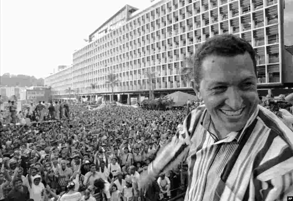 Hugo Chavez berbicara di Plaza Caracas, 4 Februari 1998, dalam perayaan enam tahun kudeta Venezuela.