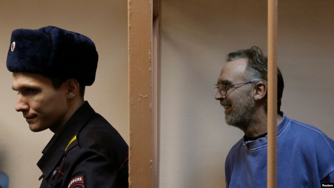 Aktivis Greenpeace asal Australia Colin Russell (kanan) menjadi aktivis Greenpeace terakhir dari 30 aktivis yang dibebaskan dari penjara Rusia dengan membayar jaminan (28/11). 