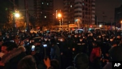حکومت چین پالیسی سختگیرانه‌ای را برای جلوگیری از بیماری کووید-۱۹ روی دست گرفته، اقدامی که سبب اعتراضات در شهر‌های مختلف آن کشور شده است