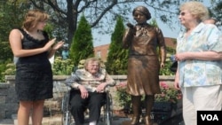 Madeline Piller, a la izquierda, hace cinco años inició el proceso para rescatar esta parte de la historia de EE.UU. Su padre es el escultor del monumento a las "Chicas del radio".