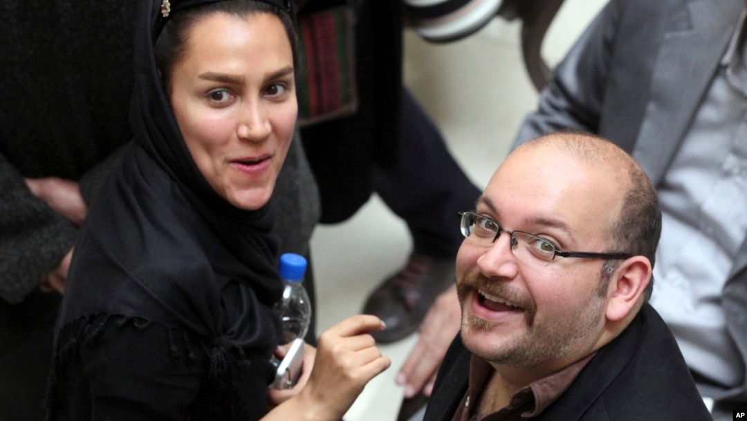 Jason Rezaian (kanan), koresponden Washington Post keturunan Iran bersama istrinya Yeganeh Salehi, koresponden surat kabar berbasis Abu Dhabi - The National, saat menghadiri kampanye presiden Hassan Rouhani di Teheran, Iran, 11 April 2013 (Foto: dok/AP).