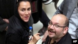 Jason Rezaian (kanan), koresponden Washington Post keturunan Iran bersama istrinya Yeganeh Salehi, koresponden surat kabar berbasis Abu Dhabi - The National, saat menghadiri kampanye presiden Hassan Rouhani di Teheran, Iran, 11 April 2013 (Foto: dok/AP).