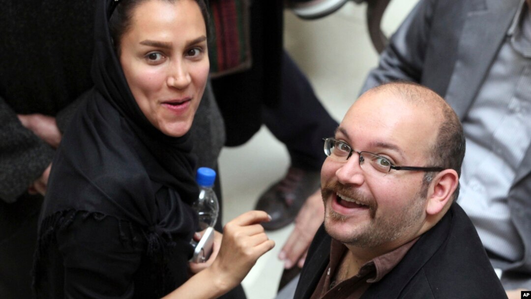 Jason Rezaian (kanan), seorang warga Amerika keturunan Iran, koresponden The Washington Post, dan isterinya, Yeganeh Salehi, seorang koresponden Iran untuk The National yang berbasis di Abu Dhabi menghadiri kampanye kepresidenan Presiden Hassan Rouhani di Teheran, Iran (foto: dok).