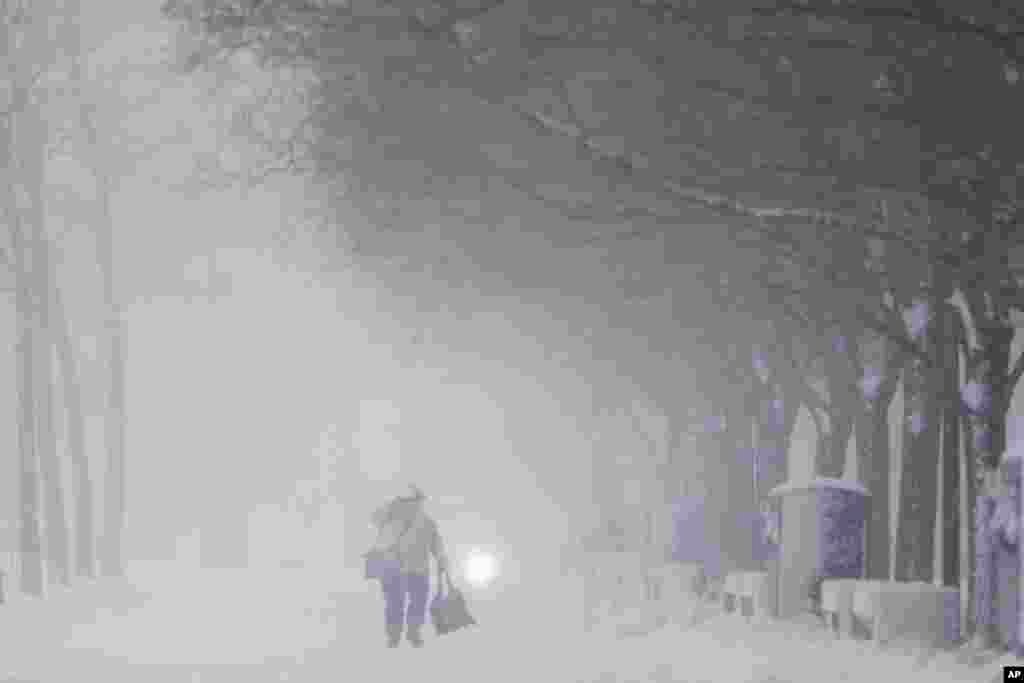 راه رفتن در برف سنگین در ایالت&nbsp;نیوجرسی. شمال شرقی&zwnj; آمریکا در برف شدید. &nbsp; &nbsp; 