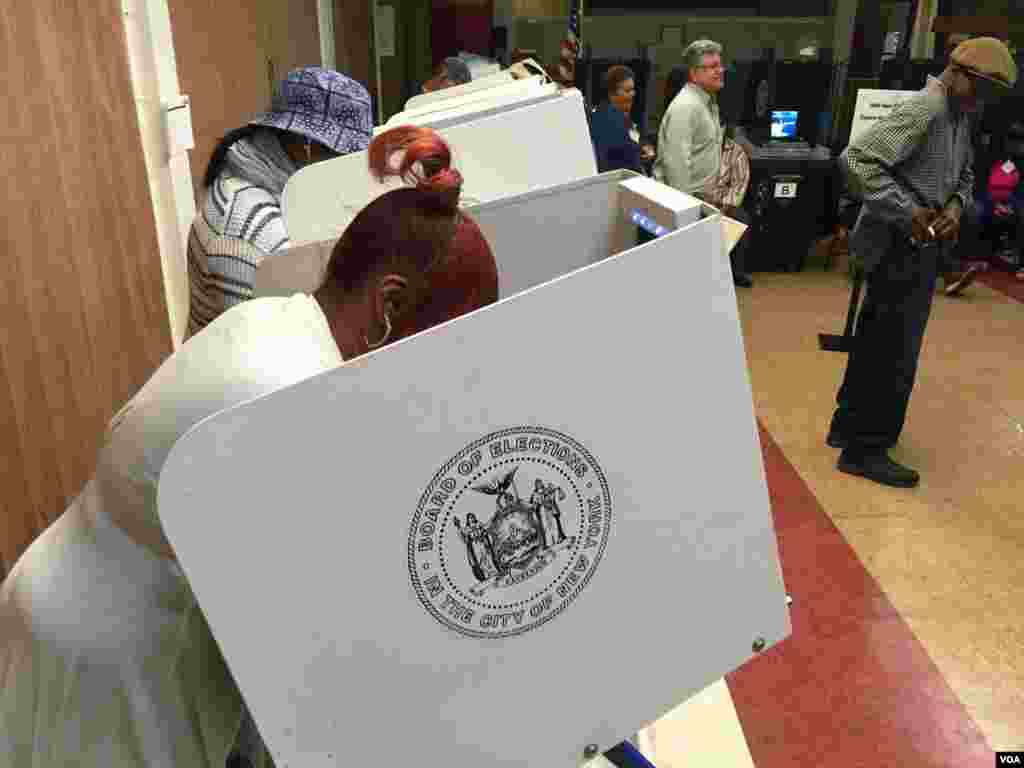 Voters cast their ballots at the 2nd Canaan Baptist Church, Central Harlem, New York, April 19, 2016. (R. Taylor / VOA)