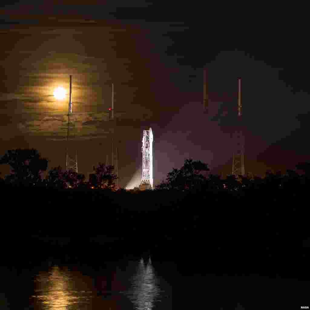 Bulan purnama muncul di belakang Roket NASA Atlas V dengan pesawat antariksa untuk misi Mars, MAVEN siap diluncurkan di Cape Canaveral, Florida.