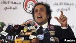 23일 이집트 헌법 국민투표에 대한 기자회견 중인 야권연합 관계자.
Liberal politician and member of Egypt's opposition coalition Amr Hamzawy speaks during a news conference in Cairo December 23, 2012. Egypt's opposition coalition said on Sunday it was moving towards forming a single political party to challenge Islamists