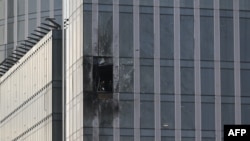 23일 러시아 수도 모스크바 시내 상업지구 '모스크바 시티'의 무인항공기(드론) 피격 건물을 조사 인력이 살펴보고 있다. 