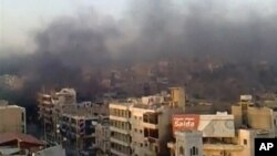 Un photo montrant de une zone de la ville de Hama
A view shows the smoke rising in the city of Hama in this still image taken from video July 31, 2011. Syrian army tanks firing shells and machineguns stormed the city of Hama on Sunday, killing at least 