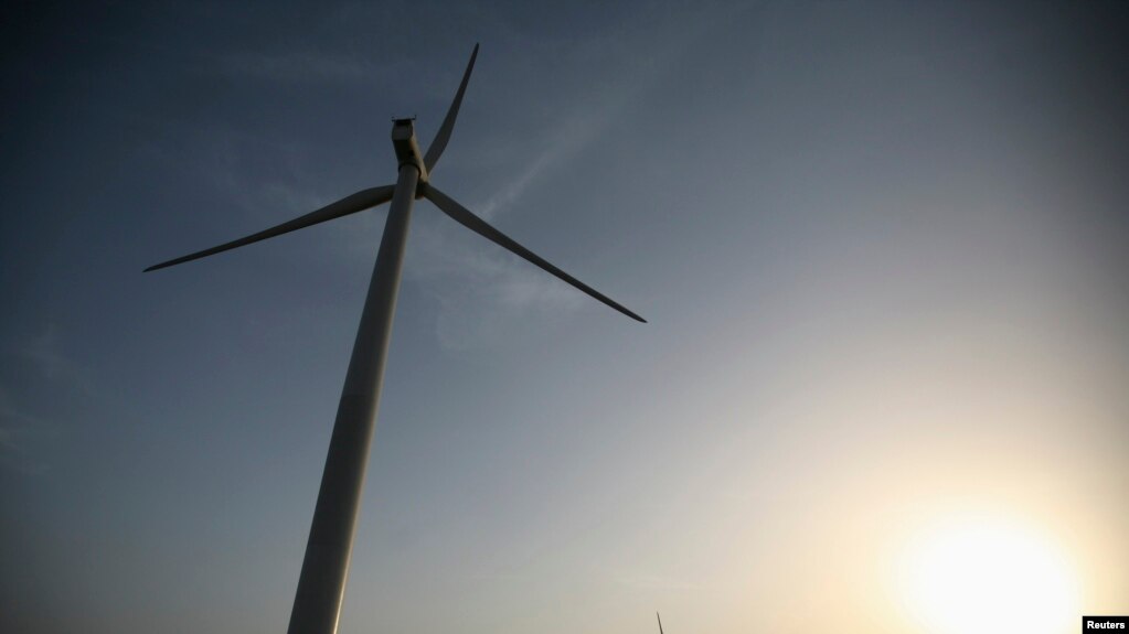 Eoliennes du parc ReNew Power de 25 mégawatts dans le village de Kalasar, dans l'État indien du Gujarat. L'hydrogène vert est produit par l'électrolyse de l'eau avec de l'énergie renouvelable, notamment éolienne ou solaire.