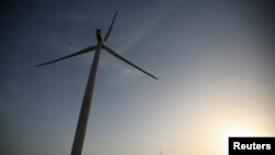 Eoliennes du parc ReNew Power de 25 mégawatts dans le village de Kalasar, dans l'État indien du Gujarat. L'hydrogène vert est produit par l'électrolyse de l'eau avec de l'énergie renouvelable, notamment éolienne ou solaire.