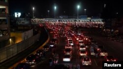 Ciendos de vehículos esperan para entrar a Estados Unidos por el cruce de Tijuana, México, tras el levantamiento de las restricciones de viaje por la pandemia del coronavirus el 8 de noviembre de 2021.