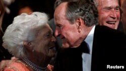 Barbara Bush dan suaminya, mantan Presiden AS George. H.W. Bush (foto: dok).