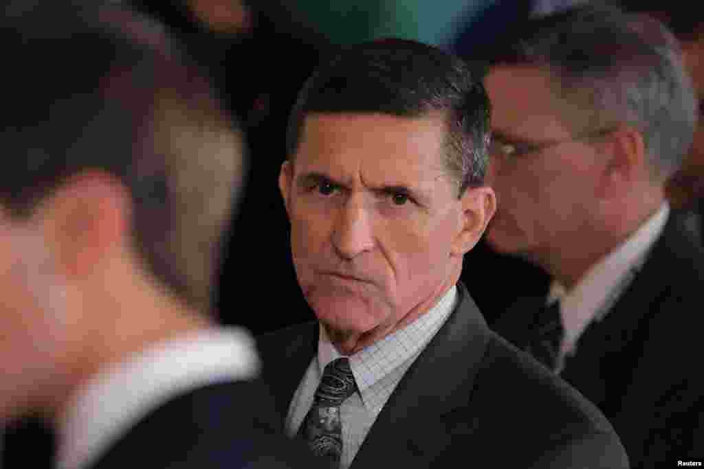 El asesor de seguridad nacional de la Casa Blanca, Michael Flynn, centro, llega a una conferencia de prensa conjunta entre el primer ministro canadiense Justin Trudeau y el presidente estadounidense Donald Trump en la Casa Blanca, en Washington, el 13 de febrero de 2017. Flynn fue obligado a renunciar ese día por haber tenido contactos con Moscú a fines de diciembre de 2016, cuando el gobierno de Obama ordenó sanciones contra Rusia, y por haberle mentido al vicepresidente Mike Pence al respecto.