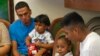 Des migrants d’Amérique latine avec leurs enfants lors d'une conférence de presse à New York, le 11 juillet 2018. Ils ont retrouvé leurs enfants après deux mois de séparation. 