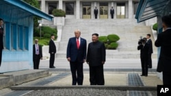 도널드 트럼프 미국 대통령과 김정은 북한 국무위원장이 지난달 30일 판문점 군사분계선 북측 지역에 함께 서있다.
