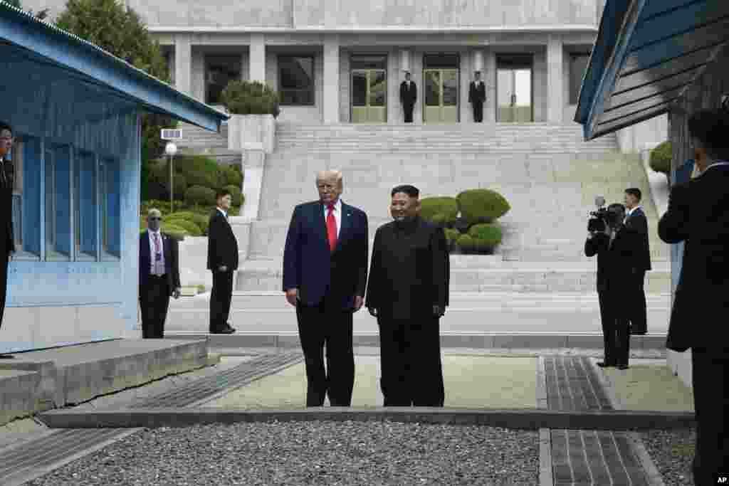 پرزیدنت ترامپ، رئیس جمهوری آمریکا و کیم جونگ اون، رهبر کره شمالی در منطقه غیرنظامی مرز بین دو کره با یکدیگر دیدار کردند.