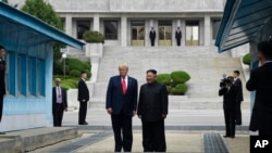 Дональд Трамп і Кім Чен Ин на північнокорейській строні в демілітаризованій зоні, 30 червня 2019 року.