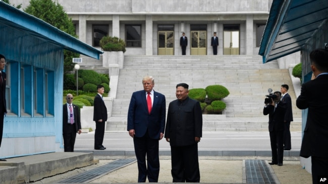 El presidente de EE.UU. Donald Trump y el líder de Corea del Norte Kim Jong Un posan para una fotografía en el lado norcoreano de la zona desmilitarizada entre las dos Coreas, el domingo 30 de junio de 2019.