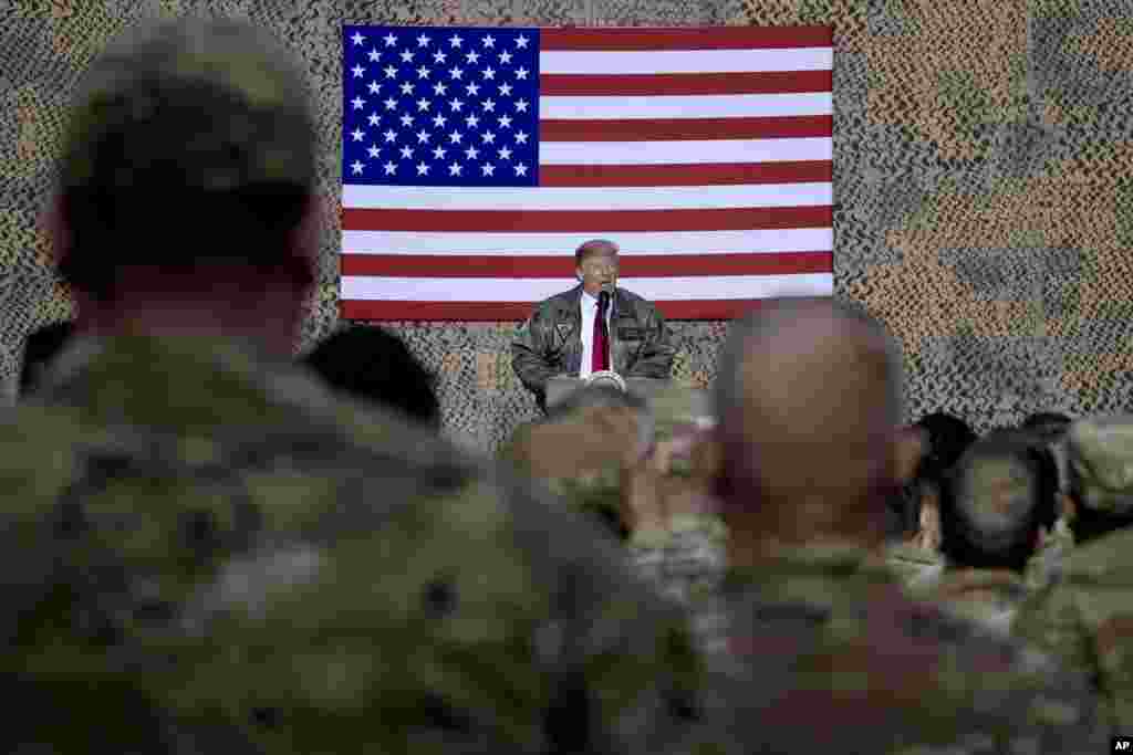 En su cuenta de twitter, el presidente dejó un mensaje acompañado por un emotivo video: "Melania y yo tuvimos el honor de visitar a nuestras increíbles tropas en la base aérea de Al Asad en Irak. DIOS BENDIGA A ESTADOS UNIDOS.!"