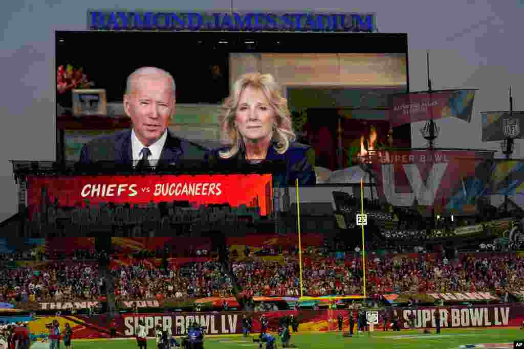 پیش از بازی سوپربول یا فینال فوتبال آمریکایی، جو بایدن و همسرش یک پیام تصویری دادند. آنها از همه کسانی که در این یکسال در صف مقدم مبارزه با کرونا بودند، تشکر کردند و از همه خواستند به یاد ۴۷۰ هزار قربانی بر اثر کرونا در آمریکا یک دقیقه سکوت کنند. 
