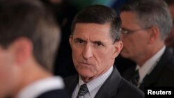 ທ. Michael Flynn ອະດີດ​ທີ່​ປຶກສາ​ດ້ານ​ຄວາມໝັ້ນຄົງແຫ່ງຊາດ ​ຂອງ​ທ່ານ​ທຣໍາ ໄດ້ໄປເຖິງທໍານຽບຂາວ ໃນວັນທີ 13 ກຸມພາ, 2017.