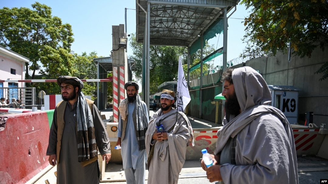 Pejuang Taliban berjaga-jaga di pintu masuk area zona hijau di Kabul, 16 Agustus 2021. (Wakil Kohsar / AFP)