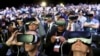 មនុស្ស​ម្នា​ពាក់​ឧបករណ៍ Samsung Gear VR នៅ​ពេល​ពួកគេ​ចូលរួម​កម្មវិធី​សម្ភោធ​ទូរស័ព្ទ Samsung S7 និង S7 edge ថ្មី​របស់​ក្រុមហ៊ុន Samsung នៅ​ក្នុង​ពិធី​តាំង​ពិព័រណ៍​ទូរស័ព្ទ​ដៃ​ពិភពលោក​នៅ​ក្នុង​ក្រុង Barcelona ប្រទេស​អេស្ប៉ាញ កាលពី​ថ្ងៃទី២១ ខែកុម្ភៈ ឆ្នាំ២០១៦។