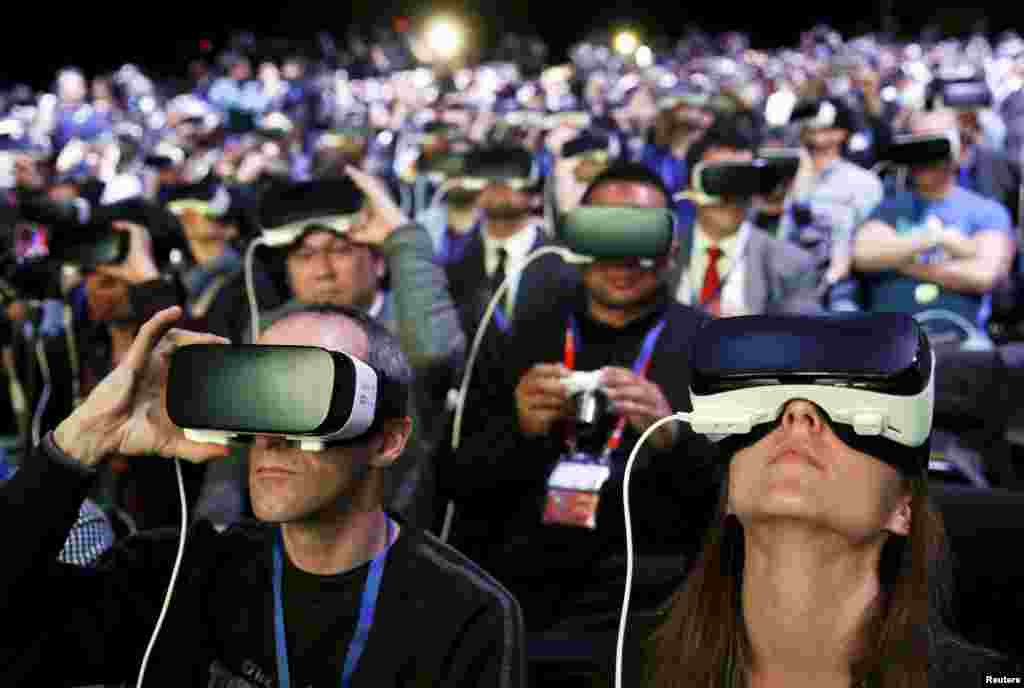Người tham dự đeo thiết bị Samsung Gear VR trong buổi ra mắt của điện thoại thông minh Samsung S7 và S7 Edge mới trong tại Đại hội Thiết bị Di động Thế giới ở thành phố Barcelona, ​​Tây Ban Nha, ngày 21 tháng 2, 2016.