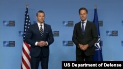 پیت هگست وزیر دفاع آمریکا (چپ) و مارک روته دبیر کل ناتو (راست)