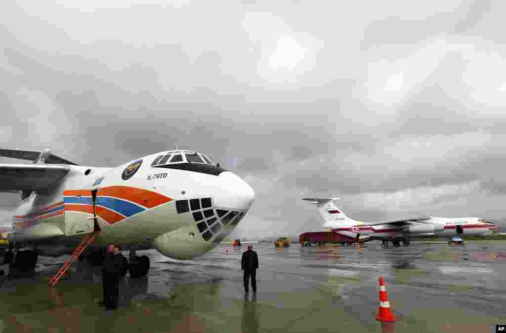 Cargo planes carrying humanitarian aid from Kazakhstan and Russia wait to be unloaded at Erzurum Airport, October 27, 2011. (Reuters)