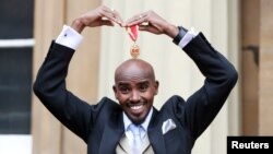 Mo Farah pose après avoir reçu son titre de chevalier de la reine Elizabeth de Grande-Bretagne au palais de Buckingham, à Londres, le 14 novembre 2017.