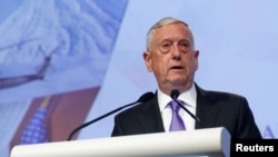 Menteri Pertahanan Amerika James Mattis memberikan sambutan di hadapan para peserta dialog Shangri-La (IISS) ke-16 di Singapura, 3 Juni 2017. (REUTERS/Edgar).